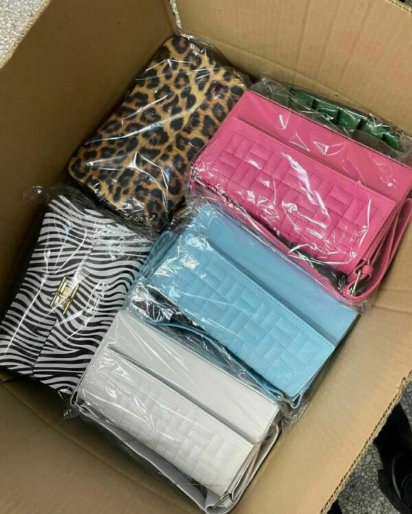 WOMEN’S BAGS & PURSES – PALLET LOT