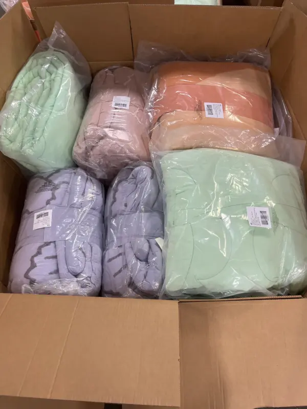 150 lb Pallet of New Name-Brand Comforters in Assorted Colors