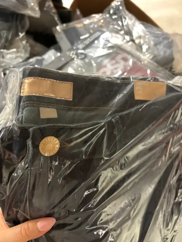 Wholesale Premium Like-New Apparel Pallet – 350 Pieces High-Value Clothing for Resellers