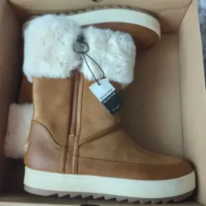 UGG Boots Pallet: 300 Brand-New Unworn Pairs for Footwear Resellers